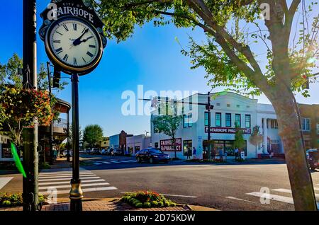 Un orologio di strada si trova in Section Street Downtown, 17 ottobre 2020, a Fairhope, Alabama. Fairhope è stata fondata nel 1894 come colonia utopica a tassazione unica. Foto Stock