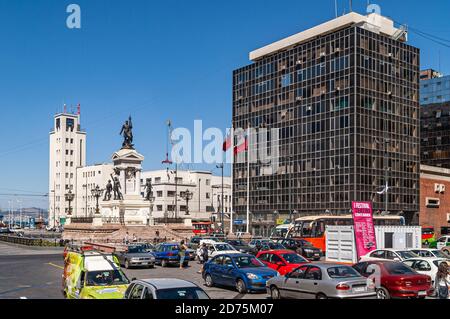 Valparaiso, Cile - 8 dicembre 2008: Monumento in pietra di whtie agli Eroi di Iquique con statue di bronzo come celebrazione dell'Indipendenza, ambientato nel suo sur Foto Stock