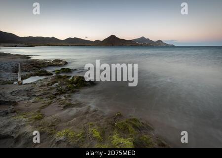 Tramonto sul paesaggio Los Genoveses beach. San Jose. Il parco naturale di Cabo de Gata. Spagna. Foto Stock