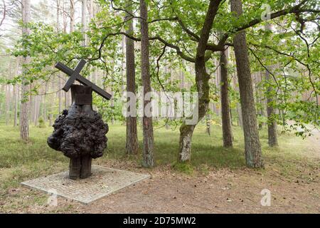 L'albero sembrava un uomo sparato vicino ad una di almeno 30 tombe di massa da 12.000 a 14.000 intellettuali polacchi (attivisti nazionali, insegnanti, sacerdoti) Foto Stock