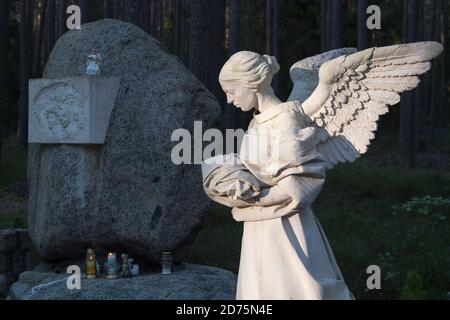 Bambini vittime del monumento di Piasnica e una delle 30 tombe di massa di almeno 12.000 a 14.000 intellettuali polacchi (attivisti nazionali, insegnanti, prete Foto Stock