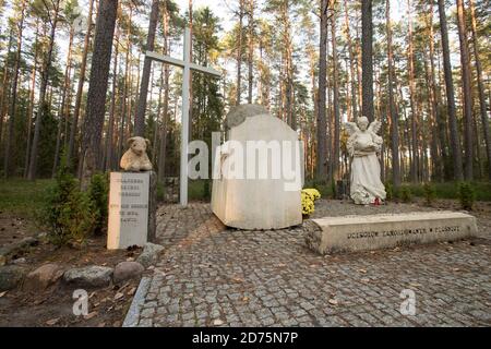 Bambini vittime del monumento di Piasnica e una delle 30 tombe di massa di almeno 12.000 a 14.000 intellettuali polacchi (attivisti nazionali, insegnanti, prete Foto Stock