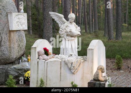 Bambini vittime del monumento di Piasnica e una delle 30 tombe di massa di almeno 12.000 a 14.000 intellettuali polacchi (attivisti nazionali, insegnanti, prete Foto Stock