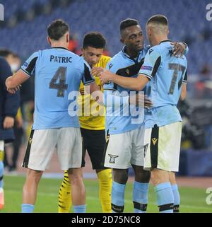 ROM, Italia. 20 Ott 2020. Calcio: Champions League, Lazio Roma - Borussia Dortmund, tappa di gruppo, Gruppo F, Giornata 1 allo Stadio Olimpico di Roma. Raffaello Guerreiro (2° da sinistra) di Borussia Dortmund abbracca i giocatori del Lazio Roma dopo la partita. Credit: Cesar Luis de Luca/dpa/Alamy Live News Foto Stock
