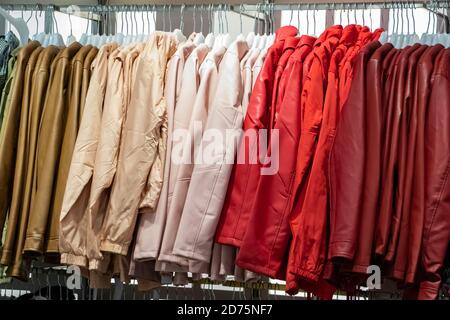 Vendita di abiti invernali e autunnali in un centro commerciale. Foto Stock