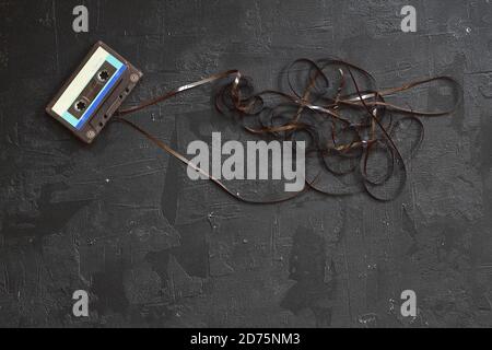 Ciò mostra un problema ben noto con le cassette compatte vecchie: Il nastro era uscito, rendendo la cassetta inutile Foto Stock