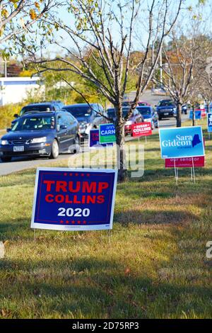 PORTLAND, ME -9 OTT 2020- Vista di un segno democratico sul prato che collega Donald Trump e Susan Collins durante la campagna 2020 a Portland, Maine, United St Foto Stock