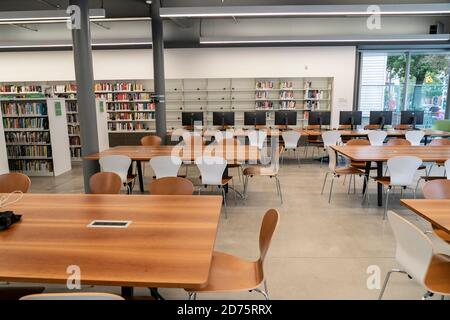 Vista dell'interno della nuova filiale della Biblioteca pubblica di Brooklyn aperta nel quartiere Greenpoint di Brooklyn. La nuova filiale si chiama Greenpoint Library and Environmental Education Center ed è stata costruita in parte grazie alla concessione del Greenpoint Community Environmental Fund. Il fondo fa parte dell'accordo con ExxonMobil per la fuoriuscita di petrolio a Greenpoint lungo il Newtown Creek. Sul tetto pannelli solari installati per mantenere bassi i costi energetici e la biblioteca ha due giardini: Lettura e dimostrazione. (Foto di Lev Radin/Pacific Press) Foto Stock