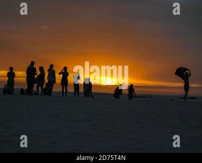 La silhouette della gente con il tramonto, la natura all'aperto sfondo. Barreirinhas, Stato di Maranhao, Brasile Foto Stock