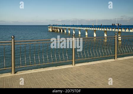 Zelenogradsk, regione di Kaliningrad, Russia - 28 settembre 2020: I turisti camminano lungo il lungomare, un luogo di riposo popolare dei cittadini Foto Stock