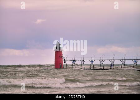 South Haven, Michigan, Stati Uniti. Il South Haven South Pierhead Light è un faro attivo sul lago Michigan all'ingresso del fiume Black. Foto Stock