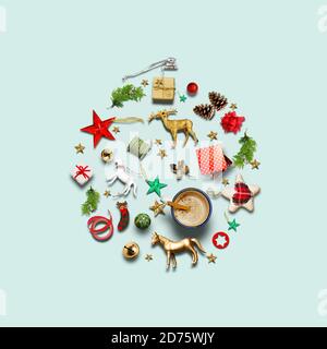 Palla di Natale creativa fatta di elementi decorativi di Natale, baubles, coni di pino, stelle, rami di abete rosso su sfondo blu pastello. Greetina di Capodanno Foto Stock
