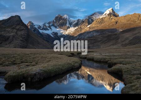 Montagne riflesse sulle acque della laguna di Mitucocha in Huayhuash Foto Stock