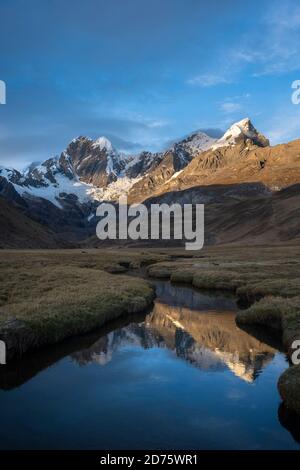 Montagne riflesse sulle acque della laguna di Mitucocha in Huayhuash Foto Stock