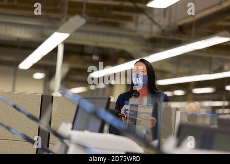 Renton, Washington, Stati Uniti. 20 Ottobre 2020. Julie Wise, direttore delle elezioni della contea di King, parla ai membri dei media durante un test di logica e accuratezza delle apparecchiature di tabulazione presso la sede centrale delle elezioni della contea di King. Credit: Paul Christian Gordon/Alamy Live News Foto Stock