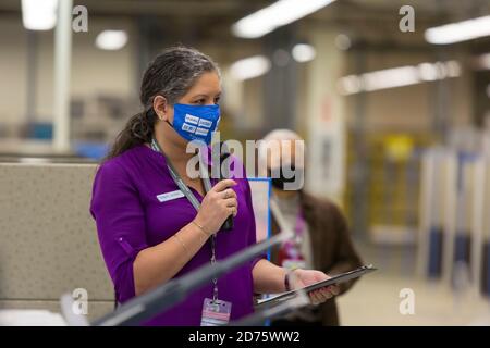 Renton, Washington, Stati Uniti. 20 Ottobre 2020. Jerelyn Hampton, responsabile dell'elaborazione dei voti, dirige un test di logica e accuratezza delle apparecchiature di tabulazione presso la sede centrale delle elezioni della King County. Credit: Paul Christian Gordon/Alamy Live News Foto Stock