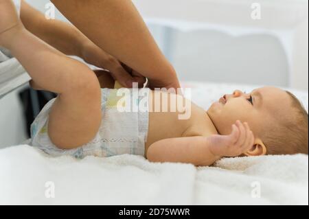 MAMMA CHE CAMBIA IL PANNOLINO DEL SUO BAMBINO Foto Stock