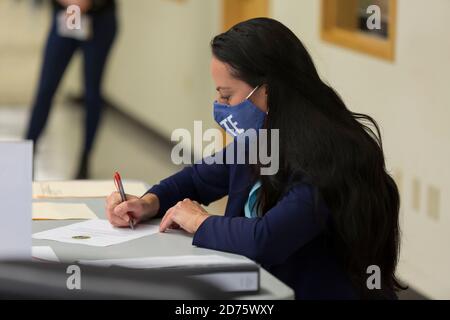 Renton, Washington, Stati Uniti. 20 Ottobre 2020. Julie Wise, direttore delle elezioni della Contea del re, firma i risultati della tabulazione durante un test di logica e accuratezza delle apparecchiature di tabulazione presso il quartier generale delle elezioni della Contea del re. Credit: Paul Christian Gordon/Alamy Live News Foto Stock