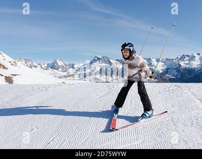 Un ragazzo che sciava sulla neve bianca di Formigal con i Pirenei sullo sfondo. Foto orizzontale Foto Stock