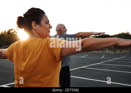 Una coppia di mezza età sta facendo esercizi di yoga Foto Stock