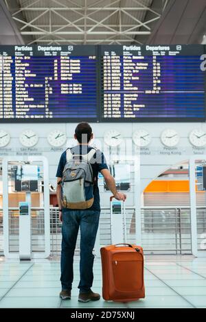 Giovane in attesa del suo volo in aeroporto Foto Stock