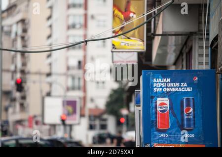 BELGRADO, SERBIA - 24 LUGLIO 2020: Il logo Pepsi cola su un segno che confronta il vecchio e il nuovo disegno pepsi su uno dei loro rivenditori. Pepsi Cola, parte di Foto Stock