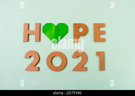 banner del nuovo anno 2021 su sfondo verde Foto Stock