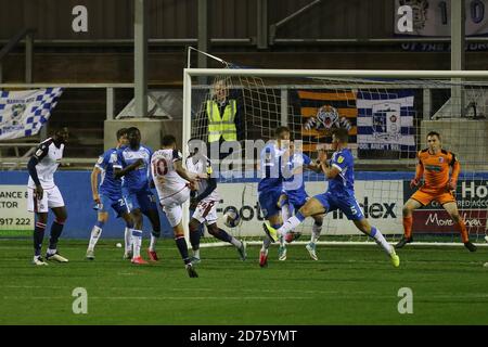 BARROW, INGHILTERRA. IL 20 OTTOBRE Bolton's Wanderers segna il terzo gol per livellare il punteggio a 3-3 nel 95° minuto durante la partita Sky Bet League 2 tra Barrow e Bolton Wanderers presso la Holker Street, Barrow-in-Furness, martedì 20 ottobre 2020. (Credit: Mark Fletcher | MI News) Credit: MI News & Sport /Alamy Live News Foto Stock