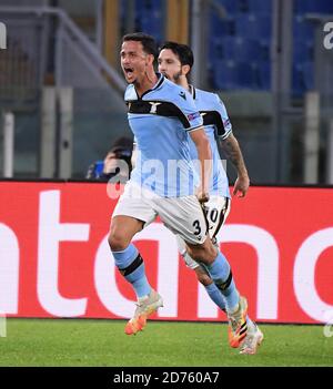 Roma, Italia. 20 Ott 2020. Il laziale Luis Felipe (L) festeggia il suo punteggio durante la partita di calcio del Gruppo F UEFA Champions League tra il Lazio d'Italia e Borussia Dortmund di Germania a Roma, 20 ottobre 2020. Credit: Augusto Casasoli/Xinhua/Alamy Live News Foto Stock