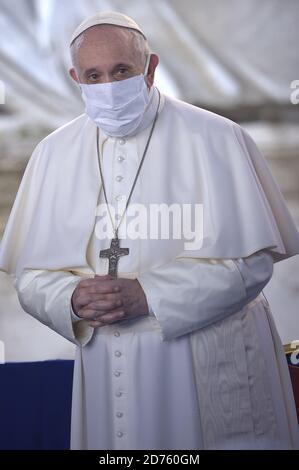 Città del Vaticano. 20 Ott 2020. Papa Francesco partecipa, martedì 20 ottobre 2020, a una preghiera socialmente distanziata per la pace con i leader di varie religioni in Piazza Campidoglio a Roma. L'evento ha lanciato un appello per uno sforzo internazionale unificato per la pace e per porre fine alla pandemia del coronavirus. Photo by Stefano Spaziani/UPI Credit: UPI/Alamy Live News Foto Stock