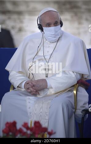 Città del Vaticano. 20 Ott 2020. Papa Francesco partecipa, martedì 20 ottobre 2020, a una preghiera socialmente distanziata per la pace con i leader di varie religioni in Piazza Campidoglio a Roma. L'evento ha lanciato un appello per uno sforzo internazionale unificato per la pace e per porre fine alla pandemia del coronavirus. Photo by Stefano Spaziani/UPI Credit: UPI/Alamy Live News Foto Stock