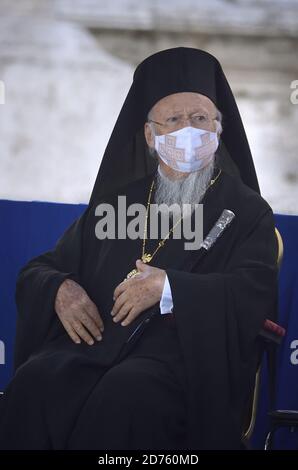 Città del Vaticano. 20 Ott 2020. Il patriarca ecumenico di Costantinopoli Bartolomeo i partecipa a una preghiera socialmente distanziata per la pace con i leader di varie religioni in Piazza Campidoglio a Roma martedì 20 ottobre 2020. L'evento ha lanciato un appello per uno sforzo internazionale unificato per la pace e per porre fine alla pandemia del coronavirus. Photo by Stefano Spaziani/UPI Credit: UPI/Alamy Live News Foto Stock