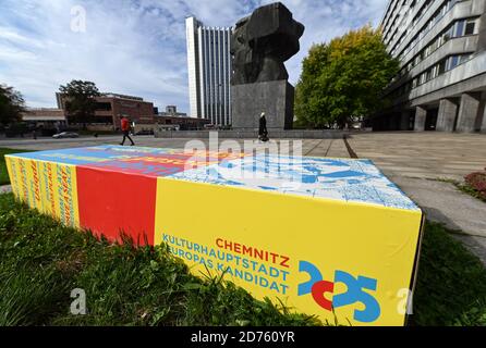 Chemnitz, Germania. 20 Ott 2020. "Chemnitz, capitale europea della cultura candidato 2025" è scritto su una panchina al monumento Karl Marx. La cultura quotidiana è la parola chiave della domanda di Chemnitz di essere capitale europea della cultura, con la quale la terza città più grande della Sassonia vuole prevalere sui suoi concorrenti alla fine del mese. Nel 2025 la Germania potrà essere una delle due città, insieme alla Slovenia. Il 28.10.2020, la giuria annuncerà chi sarà la capitale tedesca della cultura nel 2025. Credit: Hendrik Schmidt/dpa-Zentralbild/dpa/Alamy Live News Foto Stock