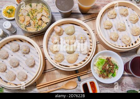 Xiaolongbao al vapore e gnocchi al vapore serviti in un tradizionale vapore carrello ( primo piano) Foto Stock