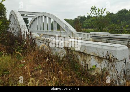 Lo storico Brush Creek Bridge, costruito nel 1923, è un ponte ad arco arcobaleno lungo la vecchia Route 66 vicino a Riverton, Kansas. Foto Stock