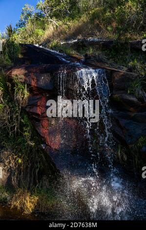 Vista ravvicinata della cascata di Mato Limpo con acque cristalline che scorrono e cadono sulle formazioni rocciose. Cascade situato a Cunha, San Paolo - Brasile Foto Stock