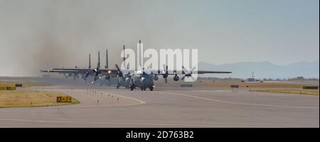 Cinque aerei C-130H Hercules assegnati al 120th Airlift Wing, Montana Air National Guard taxi prima di prendere da Great Falls International Airport, Month. 3 ottobre, 2020 la missione di formazione delle sei navi ha testato le capacità tattiche della 120a ala dell'Airlift e della Montana Air National Guard.(foto di cortesia di Mel. Melissa Martin) Foto Stock