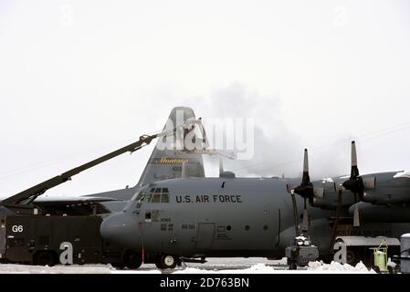 I membri del 120th Airlift Wing Maintenance Squadron utilizzano un braccio di sbrinamento per preparare C-130 Hercules per il volo alla Montana Air National Guard base, 19 ottobre 2020. I velivoli sono prefati per una missione di addestramento locale smettendo tutte le superfici dell'aeromobile. (STATI UNITI Air National Guard foto di Tech. SGT. Doskey Devin) Foto Stock