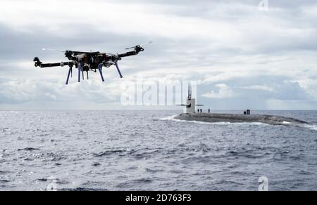 201019-N-LI768-1111 OCEANO PACIFICO 19 ottobre 2020 -- un veicolo aereo senza equipaggio fornisce un carico utile al sottomarino balistico-missile di classe Ohio USS Henry M. Jackson (SSBN 730) intorno alle isole hawaiane. Il rifornimento in corso sostiene la flotta ovunque e in qualsiasi momento. Questo evento è stato progettato per testare e valutare le tattiche, le tecniche e le procedure della logistica di spedizione del comando strategico degli Stati Uniti e migliorare la preparazione generale delle nostre forze strategiche. (STATI UNITI Navy Photo by Mass Communication Specialist 1° Classe Devin M. Langer/Released) Foto Stock