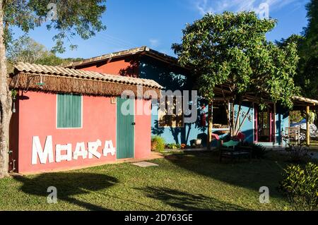 Accogliente e splendidamente decorato cortile giardino del Moara Cafe sotto il sole tardo pomeriggio e cielo blu nuvoloso. Caffetteria a Cunha, San Paolo - Brasile. Foto Stock