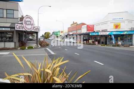 Woodville, Nuova Zelanda - Ott 21 2020: La strada principale della piccola North Island Town di Woodville guardando a nord. Foto Stock