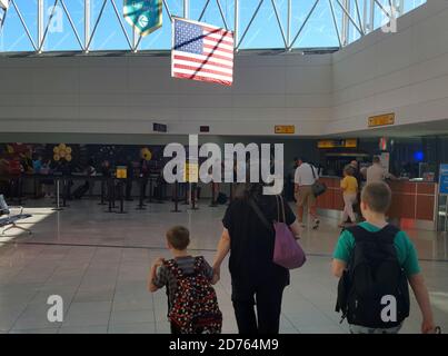 Una madre e i suoi due figli camminano attraverso l'aeroporto internazionale Thurgood Marshall di Baltimora/Washington a Baltimora, Maryland, Stati Uniti Foto Stock