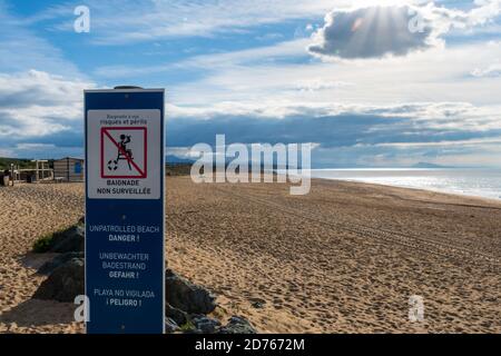 Cartello scritto in francese e inglese, tedesco e spagnolo che indica una spiaggia non sorvegliata. Costa atlantica, Anglet, Francia Foto Stock