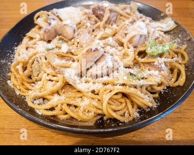 Hiruzen yakisoba con formaggio grattugiato a Okayama, Giappone. Foto Stock