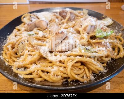 Hiruzen yakisoba con formaggio grattugiato a Okayama, Giappone. Foto Stock