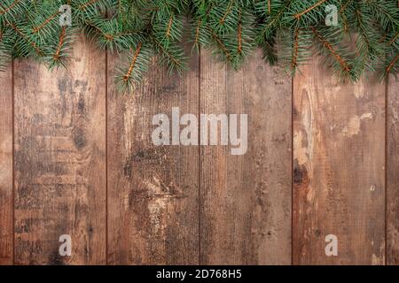 Sfondo natalizio con abete. Rami dell'albero di Natale su tessitura di legno pronti per il vostro disegno. Sfondo delle vacanze invernali. Abete naturale natalizio Foto Stock