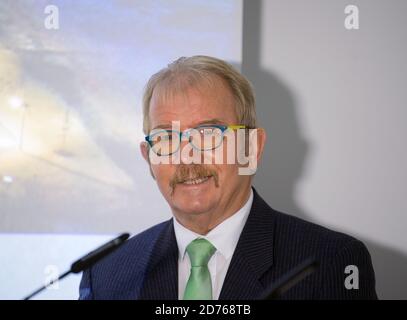 Spreetal, Germania. 19 Ott 2020. Manfred Heine (indipendente), sindaco di Spreetal, parla durante l'apertura di Dock3 Lausitz nel parco industriale Schwarze Pumpe. Credit: Soeren Stache/dpa-Zentraqlbild/ZB/dpa/Alamy Live News Foto Stock