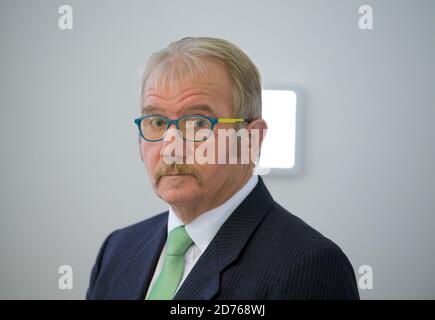 Spreetal, Germania. 19 Ott 2020. Manfred Heine (indipendente), sindaco di Spreetal, parla durante l'apertura di Dock3 Lausitz nel parco industriale Schwarze Pumpe. Credit: Soeren Stache/dpa-Zentraqlbild/ZB/dpa/Alamy Live News Foto Stock