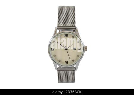 Orologio classico rotondo argento da donna con cinturino in mesh metallico, quadrante bianco isolato su sfondo bianco. Foto Stock