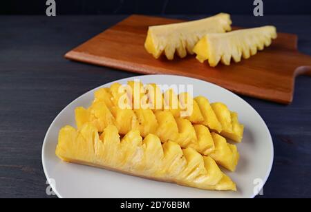 Fette di ananas fresco maturo in un piatto bianco pronto per servire Foto Stock